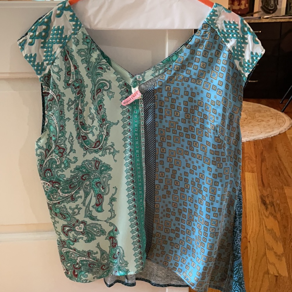 Tiny | Anthropologie V Neck Size Large. EUC.